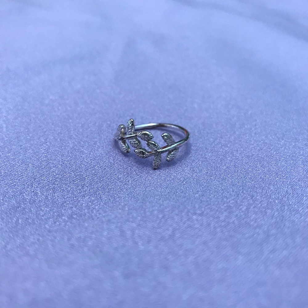 Dainty Leaf Ring